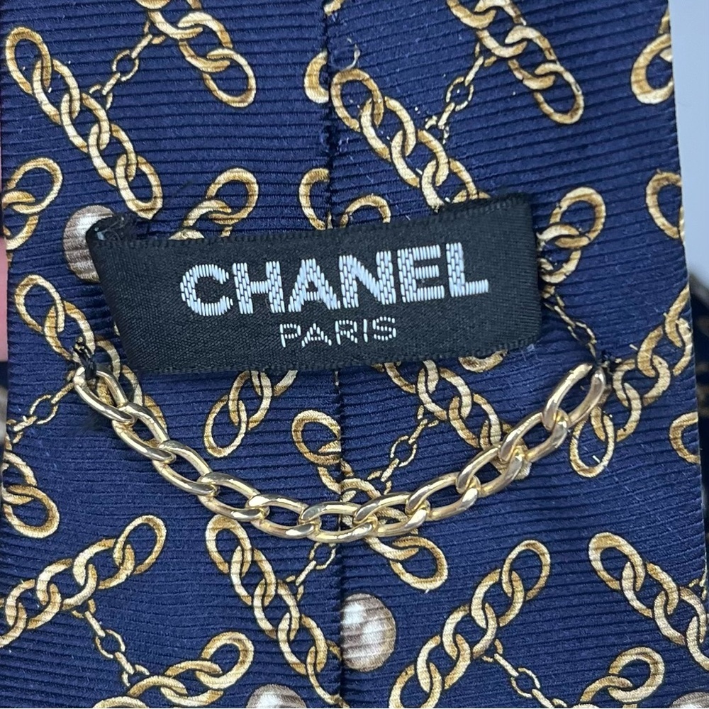 Chanel Navy Tie with Gold Chain Pattern - Picture 5 of 5